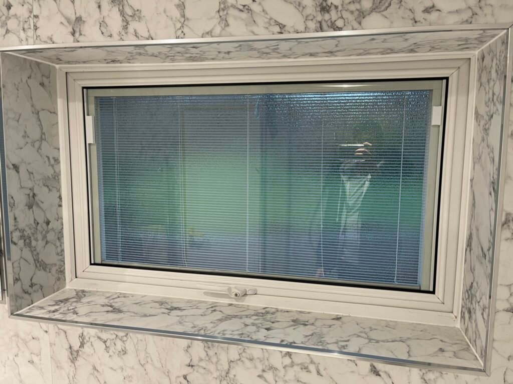 bathroom-windows-with-built-in-blinds-2-1024x768
